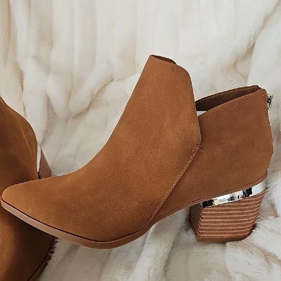 Elegant Tan Ankle Boots with Silver Detail - Picture 3 of 8